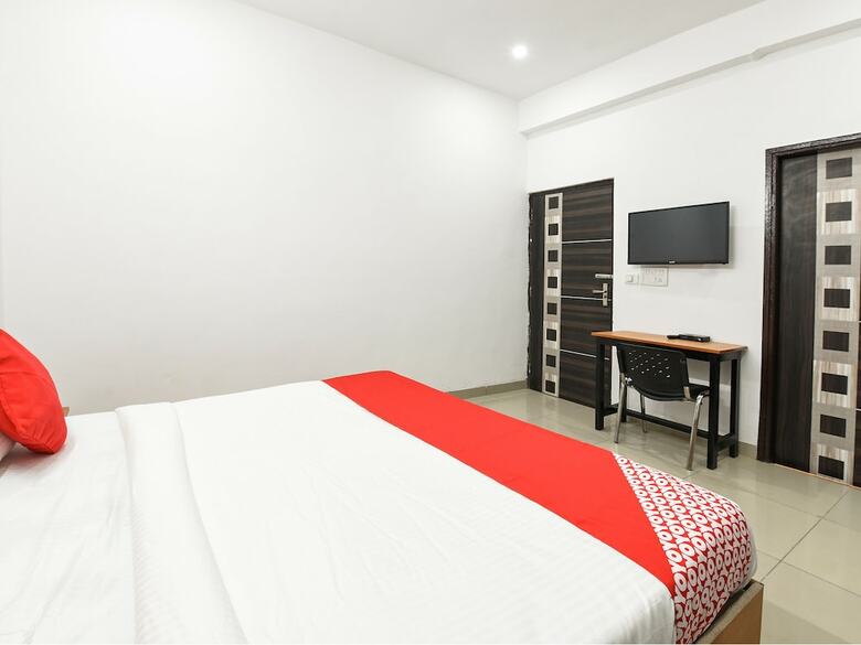 Hotel Oyo 13025 Petals Inn