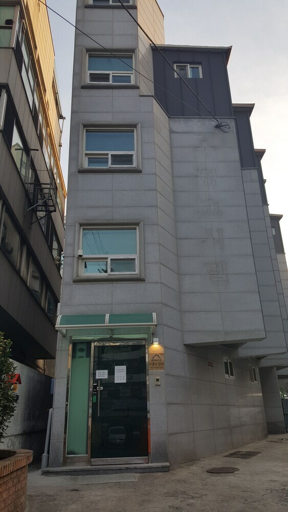 Hotel I Sleep Alone Guesthouse