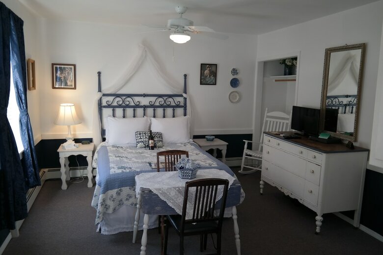 The Bent Elbow Hotel And Restaurant