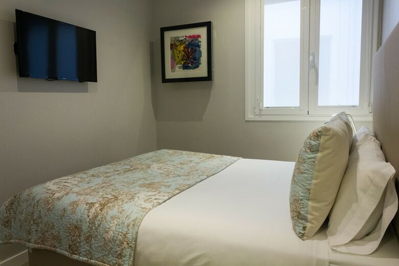Apartamentos Arenal Suites Preciados