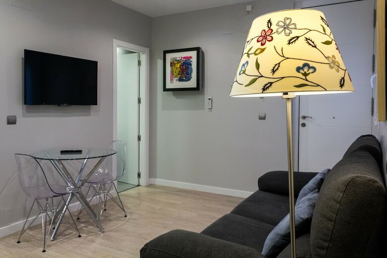 Apartamentos Arenal Suites Preciados