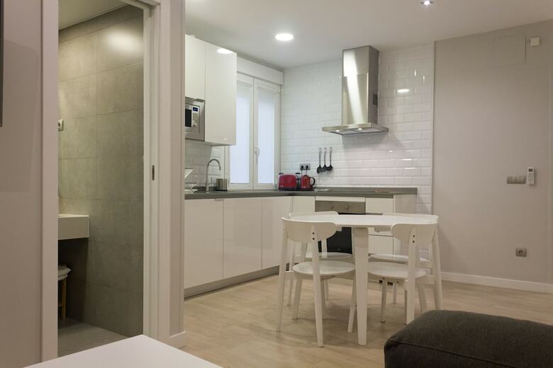 Apartamentos Arenal Suites Preciados