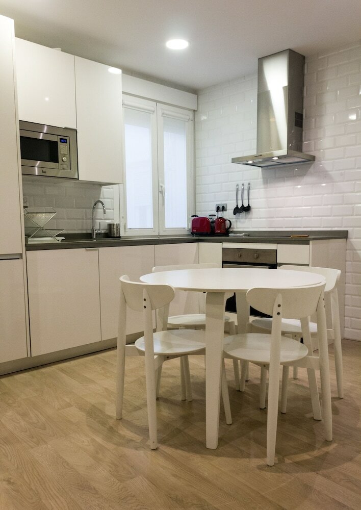 Apartamentos Arenal Suites Preciados