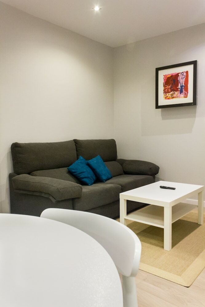 Apartamentos Arenal Suites Preciados