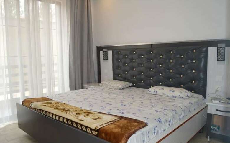 Hotel Serene Crest Apartments