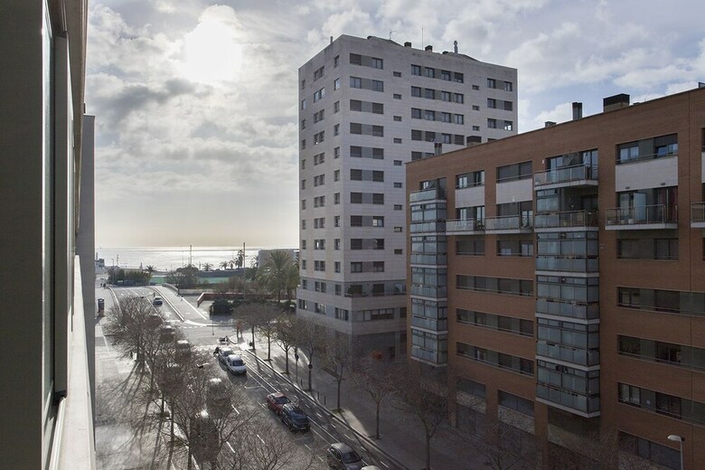 1317 - Modern Forum Apartment