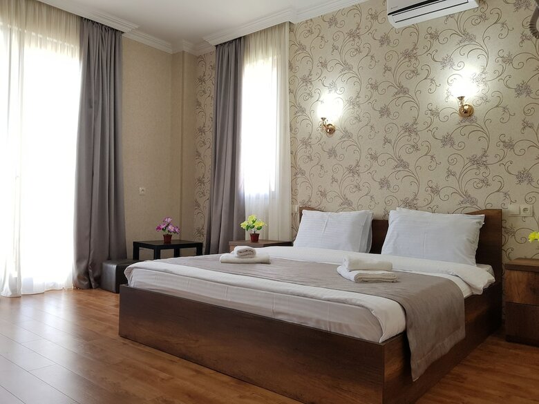 Gold Line Hotel