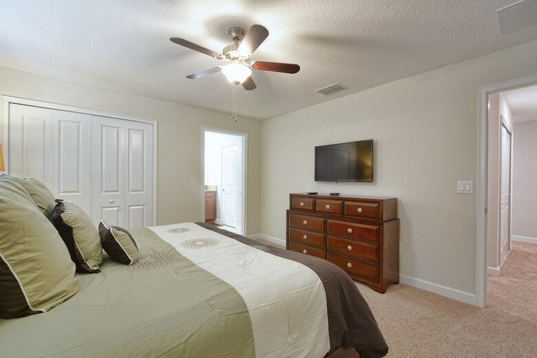 Storey Lake- 4 Bedroom Townhome W/spashpool-1619st