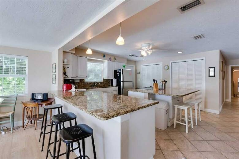 Tropical Paradise Manor - Four Bedroom Home