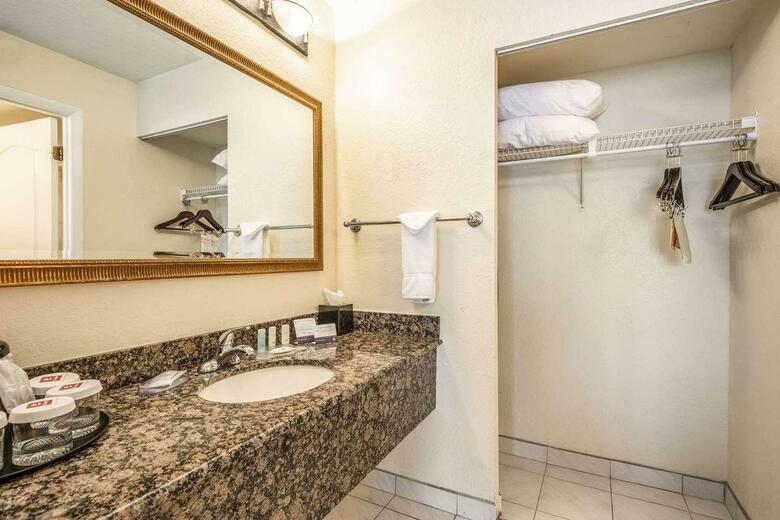 Hotel Clarion Inn & Suites Clearwater Central