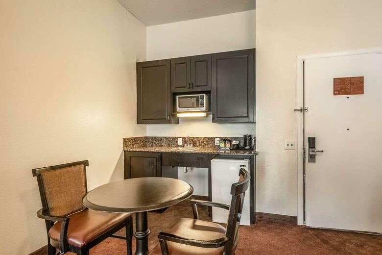 Hotel Clarion Inn & Suites Clearwater Central