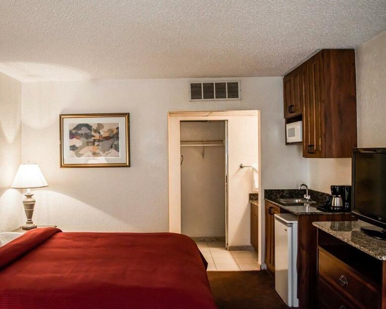 Hotel Clarion Inn & Suites Clearwater Central