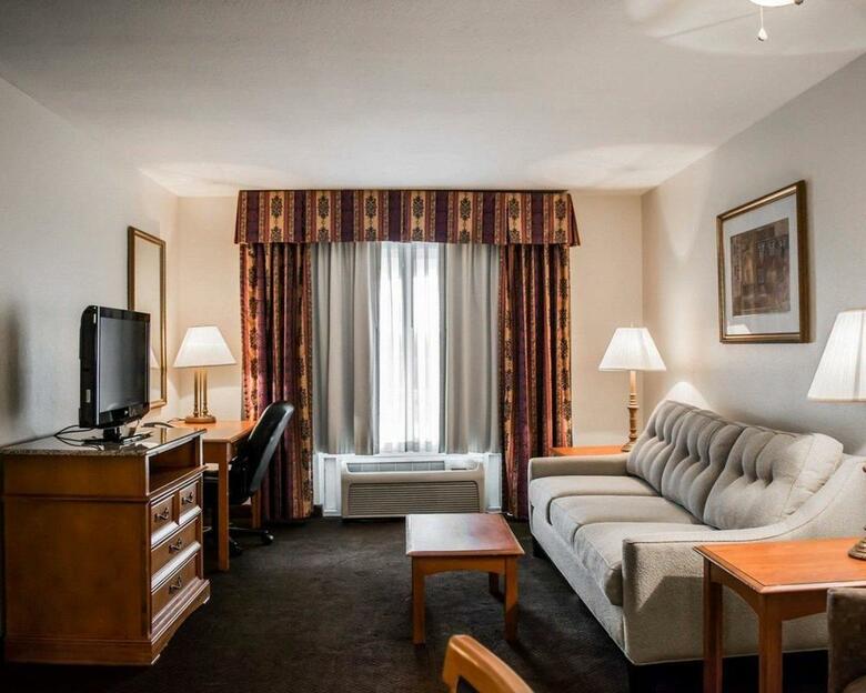 Hotel Clarion Inn & Suites Clearwater Central