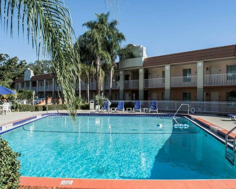 Hotel Clarion Inn & Suites Clearwater Central
