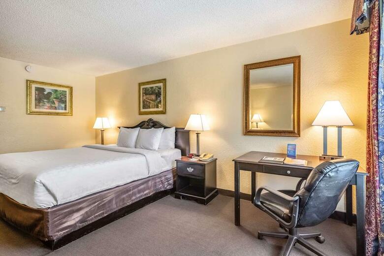 Hotel Clarion Inn & Suites Clearwater Central