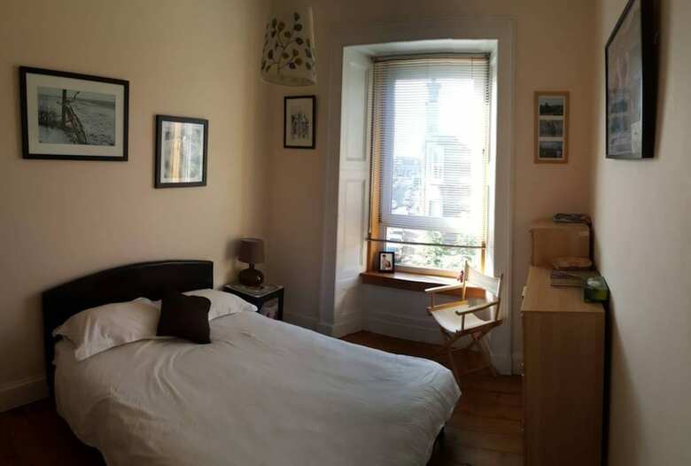 Spacious 2 Bedroom Victorian Apartment Near Leith