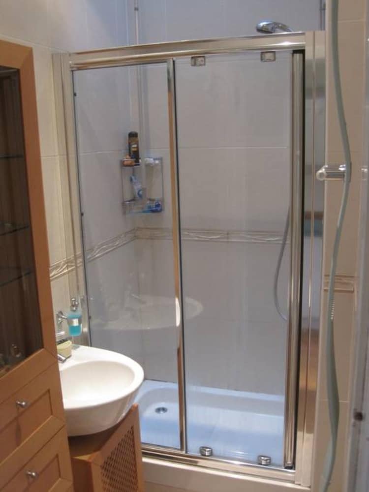 Spacious 2 Bedroom Victorian Apartment Near Leith