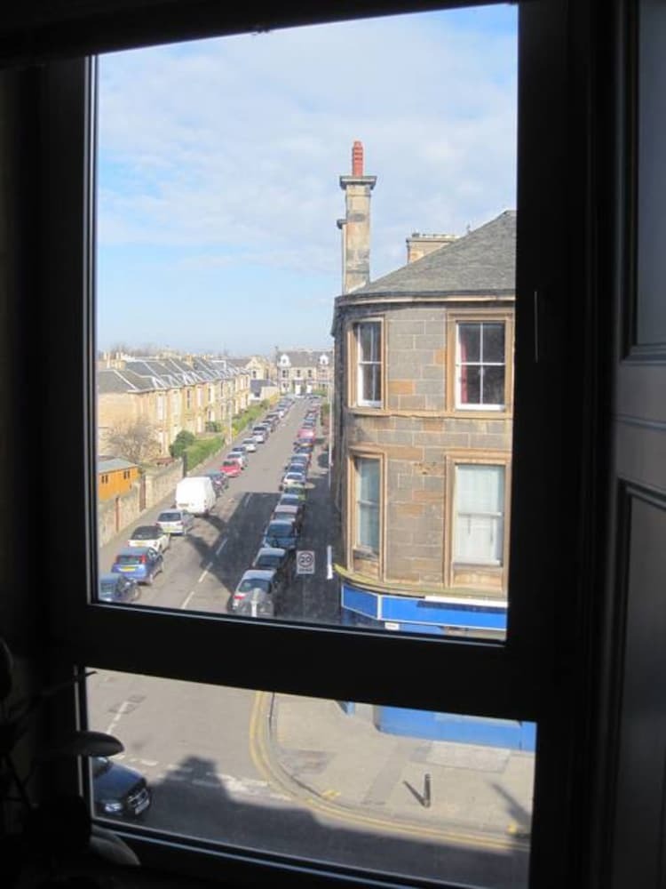 Spacious 2 Bedroom Victorian Apartment Near Leith