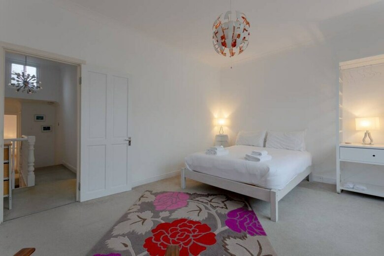 2 Bedroom House In Kensal Green
