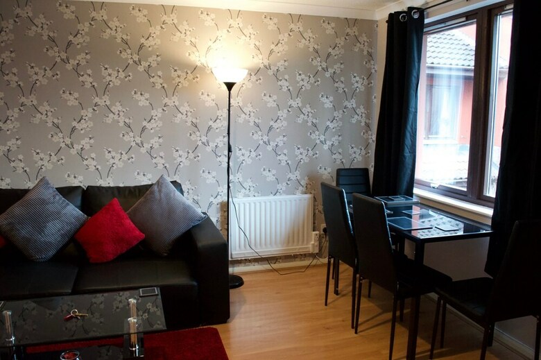 Top Floor 2 Bedroom Apartment Near Leith Walk