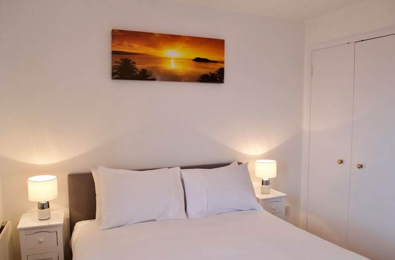 Top Floor 2 Bedroom Apartment Near Leith Walk