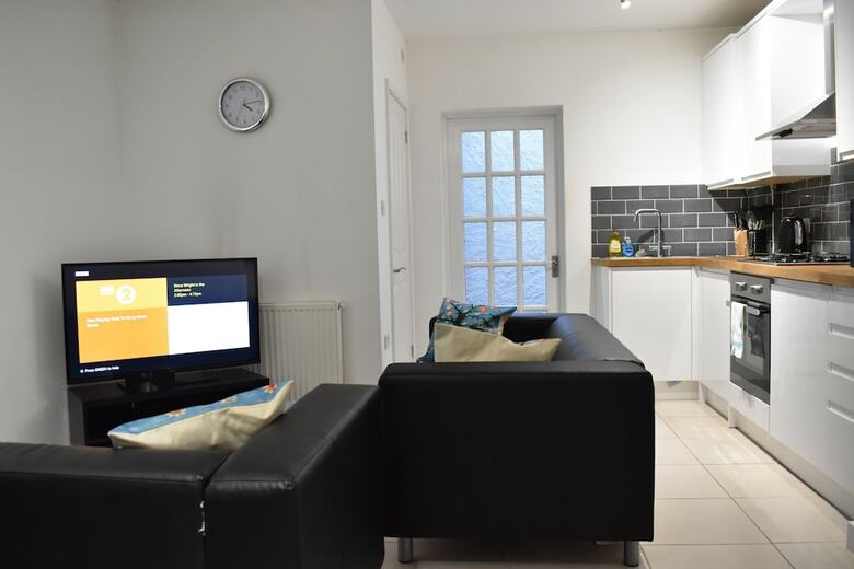 Modern 2 Bedroom House By The Station