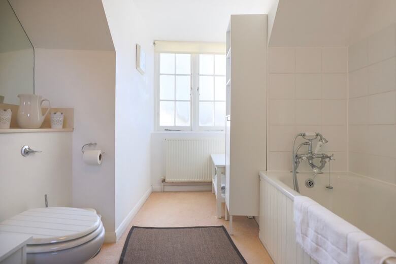 Stunning 3 Bedroom Home With Private Back Garden