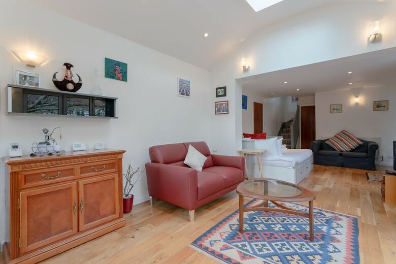 Victorian Coach House In Wimbledon