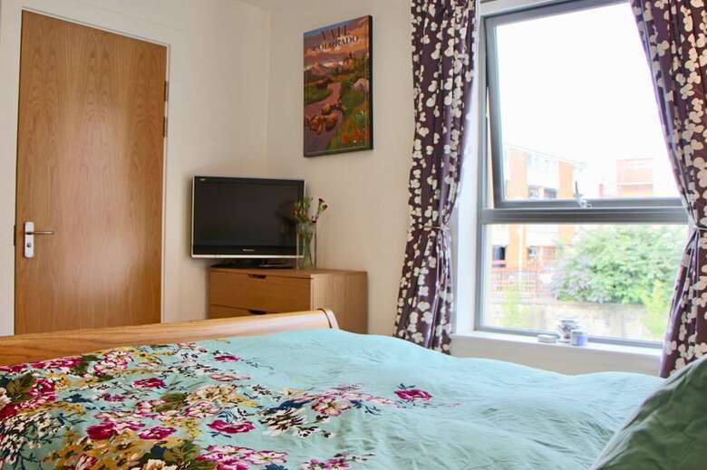 2 Bedroom Edinburgh Apartment In Great Location