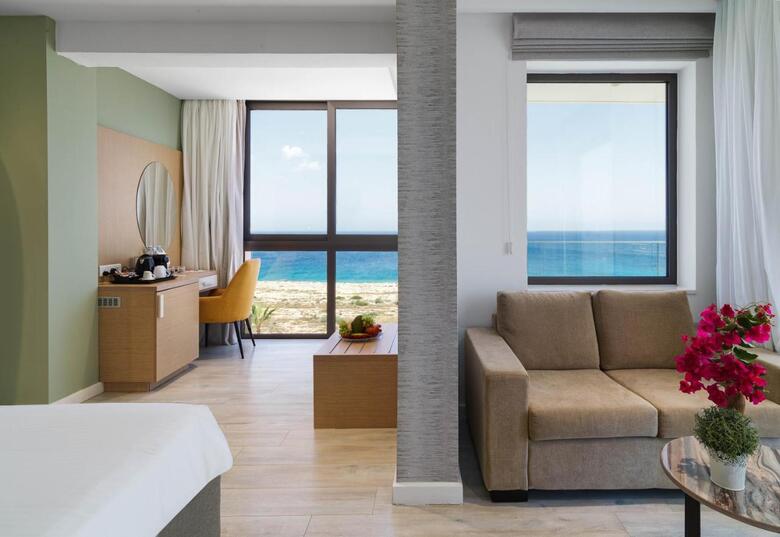 Hotel Leonardo Crystal Cove & Spa By The Sea - Adults Only
