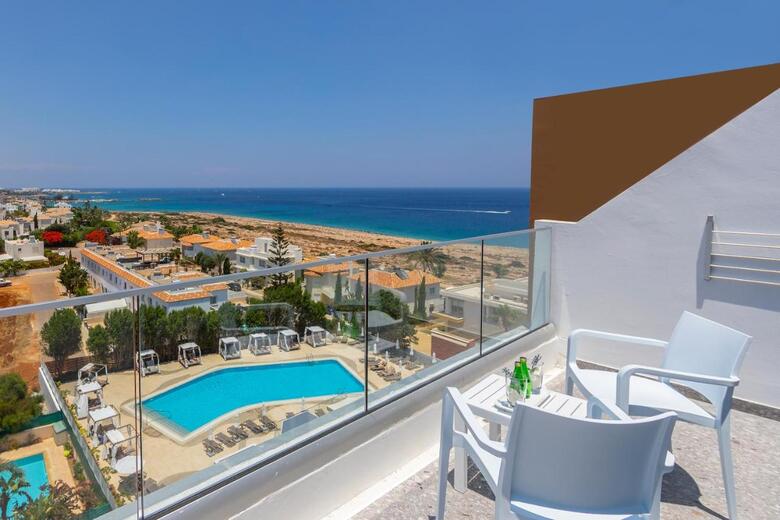 Hotel Leonardo Crystal Cove & Spa By The Sea - Adults Only