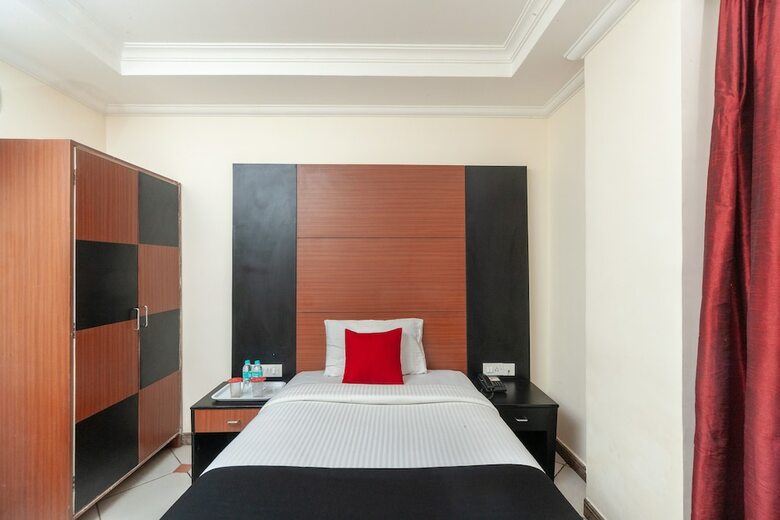 Capital O 8145 Emarald Hotel