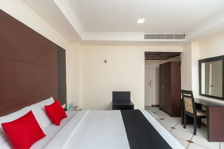 Capital O 8145 Emarald Hotel