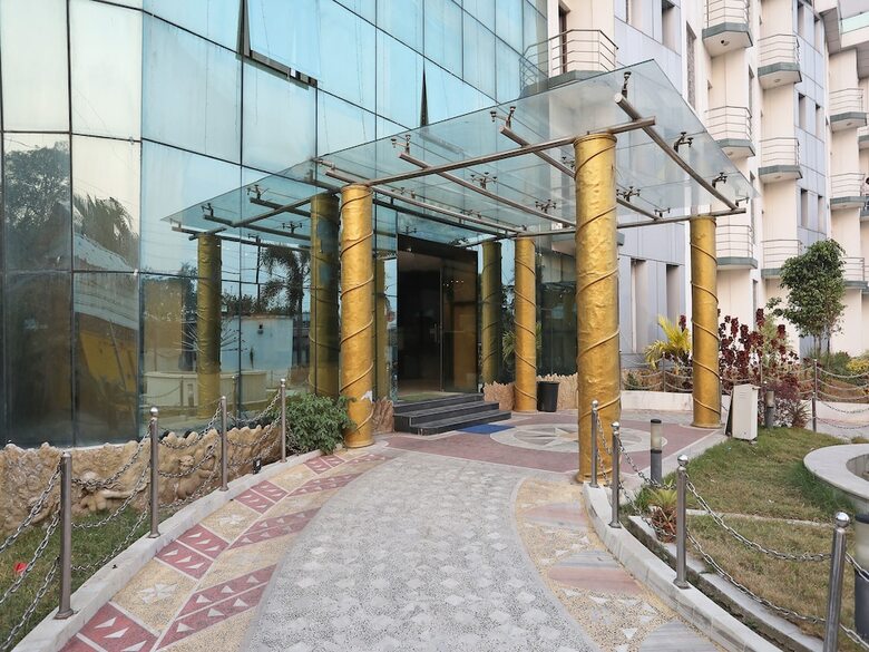 Oyo 28439 Skylark Hotel