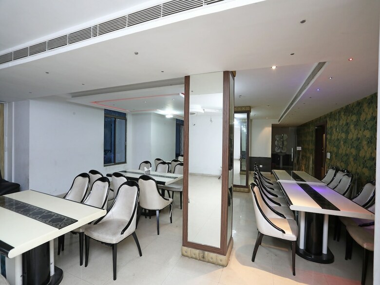 Oyo 28439 Skylark Hotel