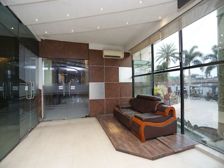 Oyo 28439 Skylark Hotel