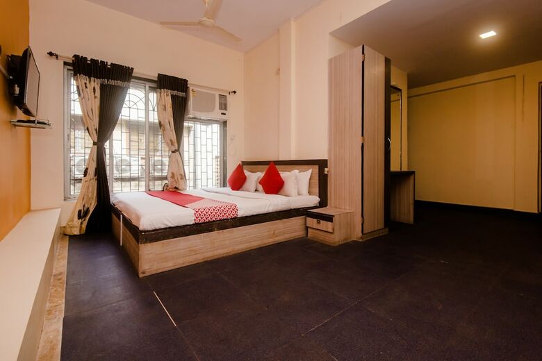 Oyo 26206 Hotel Paras