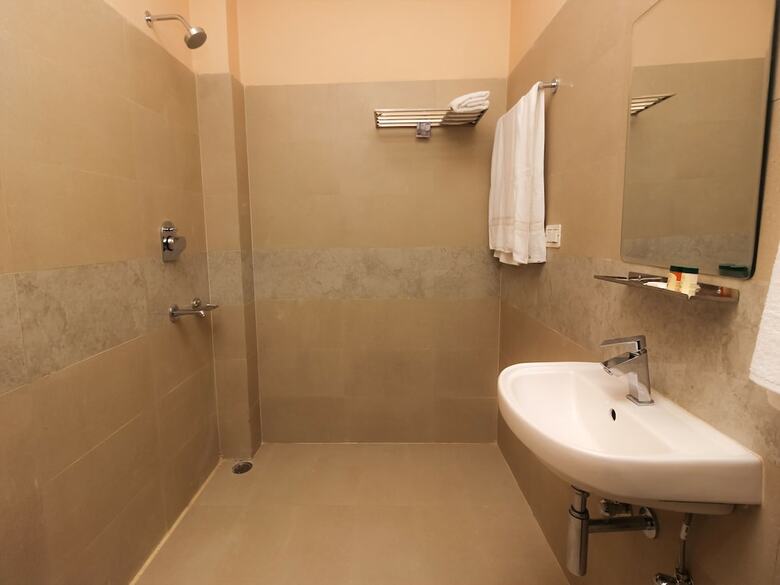 Hotel Oyo 26672 Funky Town