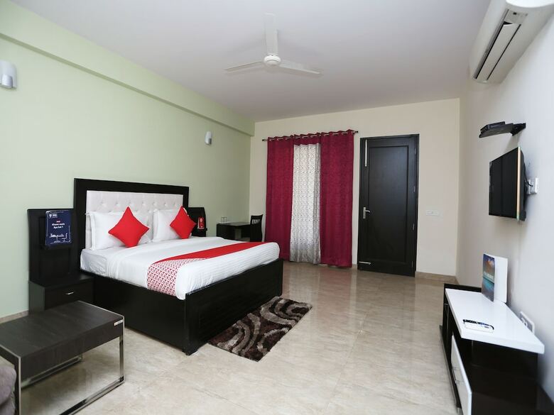 Hotel Oyo 27674 Dhairya Residency