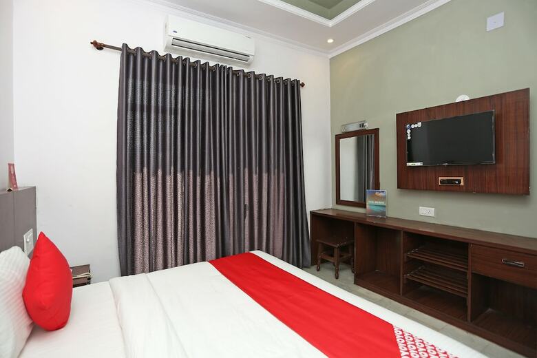 Oyo 23240 Hotel Pramod Palace
