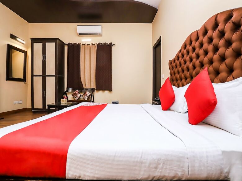 Hotel Oyo 26610 Royal Town