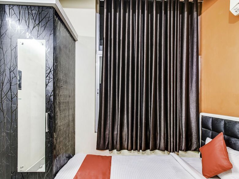 Oyo 27698 Hotel Navneet Residency