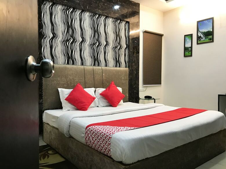 Oyo 15771 4 Season Hotel