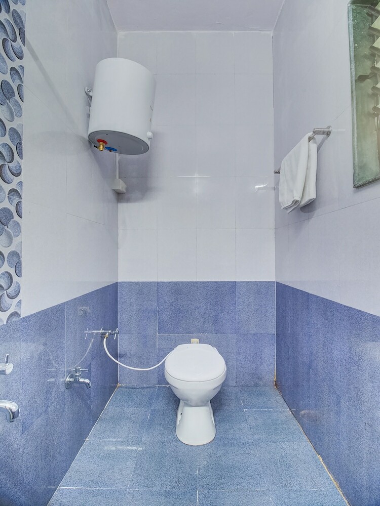 Oyo 24087 Viraj Hotel