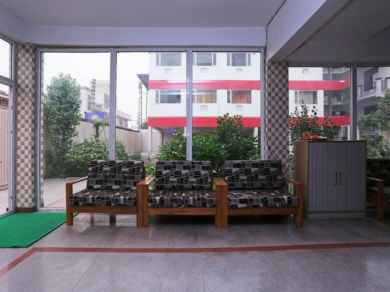 Hotel Oyo 15681 Matri Neer