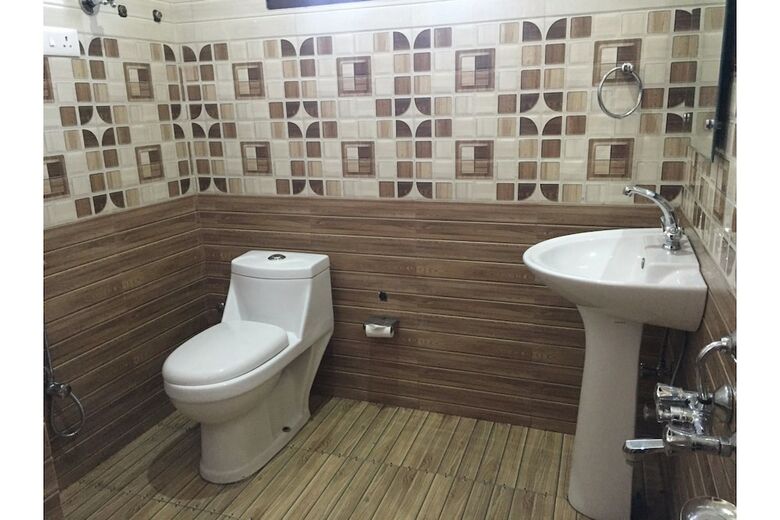 Oyo 27855 Hotel Holiday Villa