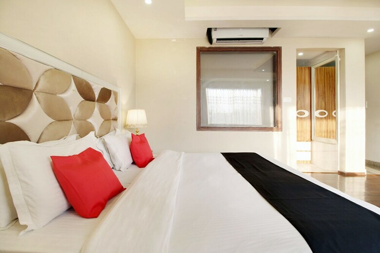 Capital O 28688 The Saffron Hotel