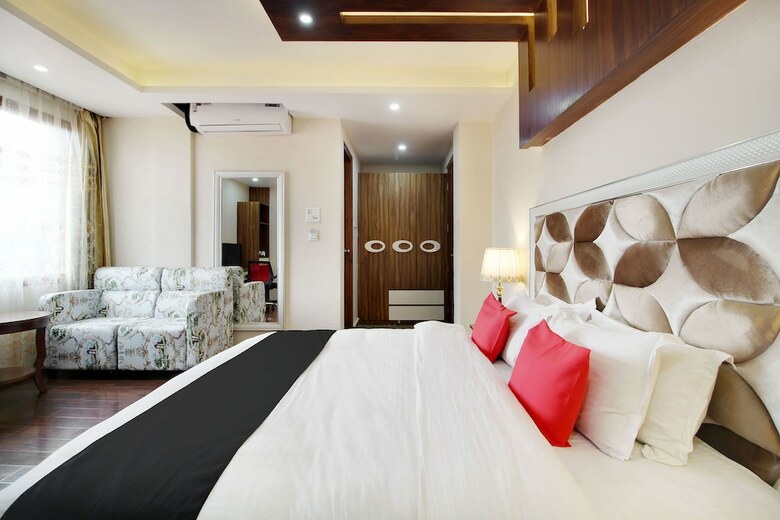 Capital O 28688 The Saffron Hotel
