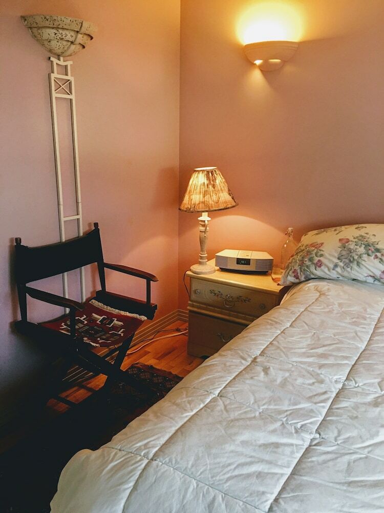 Bed & Breakfast Mediterranean Edmonton Bnb
