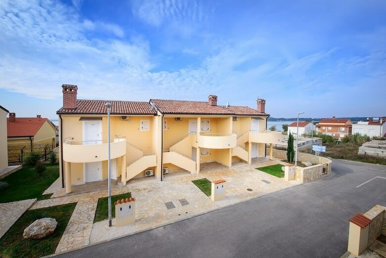 Plavo Nebo Oleander Apartments